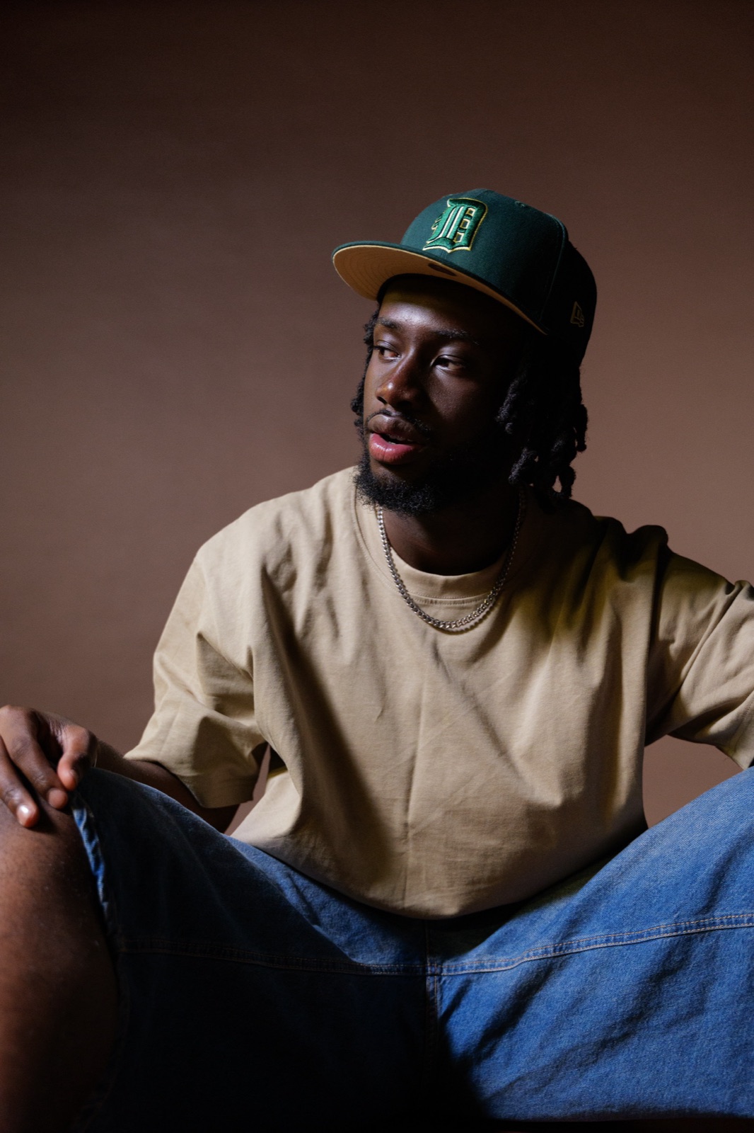 Studio editorial, green cap